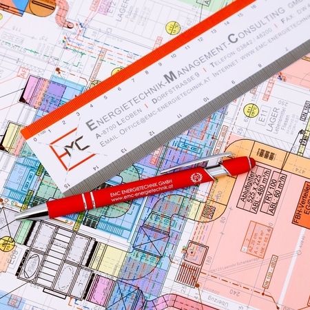 Bunte Skizze, auf der ein Lineal und Kugelschreiber mit Firmenlogo der EMC liegen.